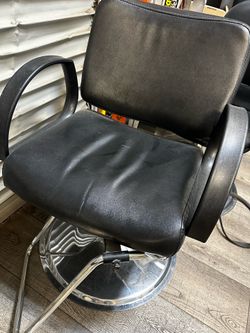 Hairstylist Salon Chair – Good Condition (Footrest Needs Repair)