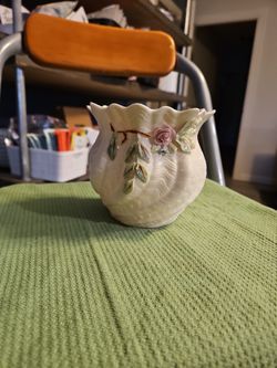 Belleek Ireland,Neptune Shell Swirl Vase