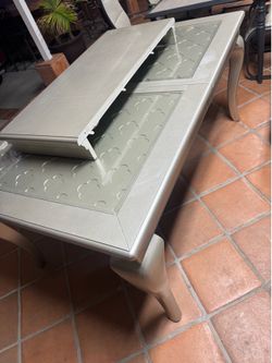 Dining room table