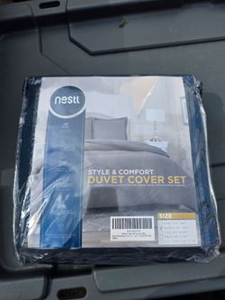 Duvet Cover Set
Navy Blue - Queen Sized 90x90