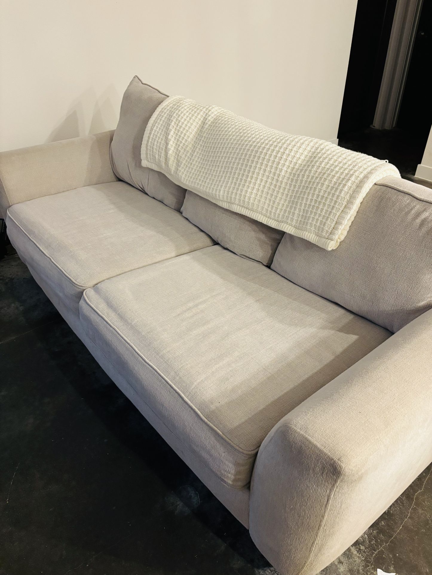 Sleeper Sofa / Queen Pull Out Bed