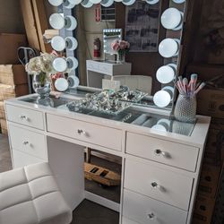 HERMOSO VANITY NUEVO CON BLUETOOTH Y SPEAKERS 