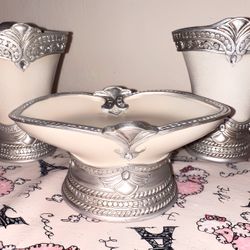 4 Piece Bathroom accessory Set Like New (4th Piece Is An Extra Cup To Use For Make Up Brushes Or Whatever)