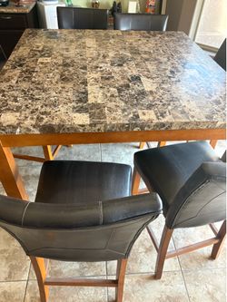 Kitchen table and 6 chairs
