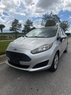 2015 Ford Fiesta SE 1.6L Great on Gas