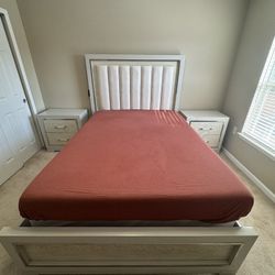 Rooms-To-Go Queen Bed