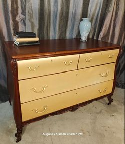Solid wood R.J. HORNER chest dresser with 4 drawers in good condition, all drawers with golden hardware working well,
This versatile 4-drawer dresser 