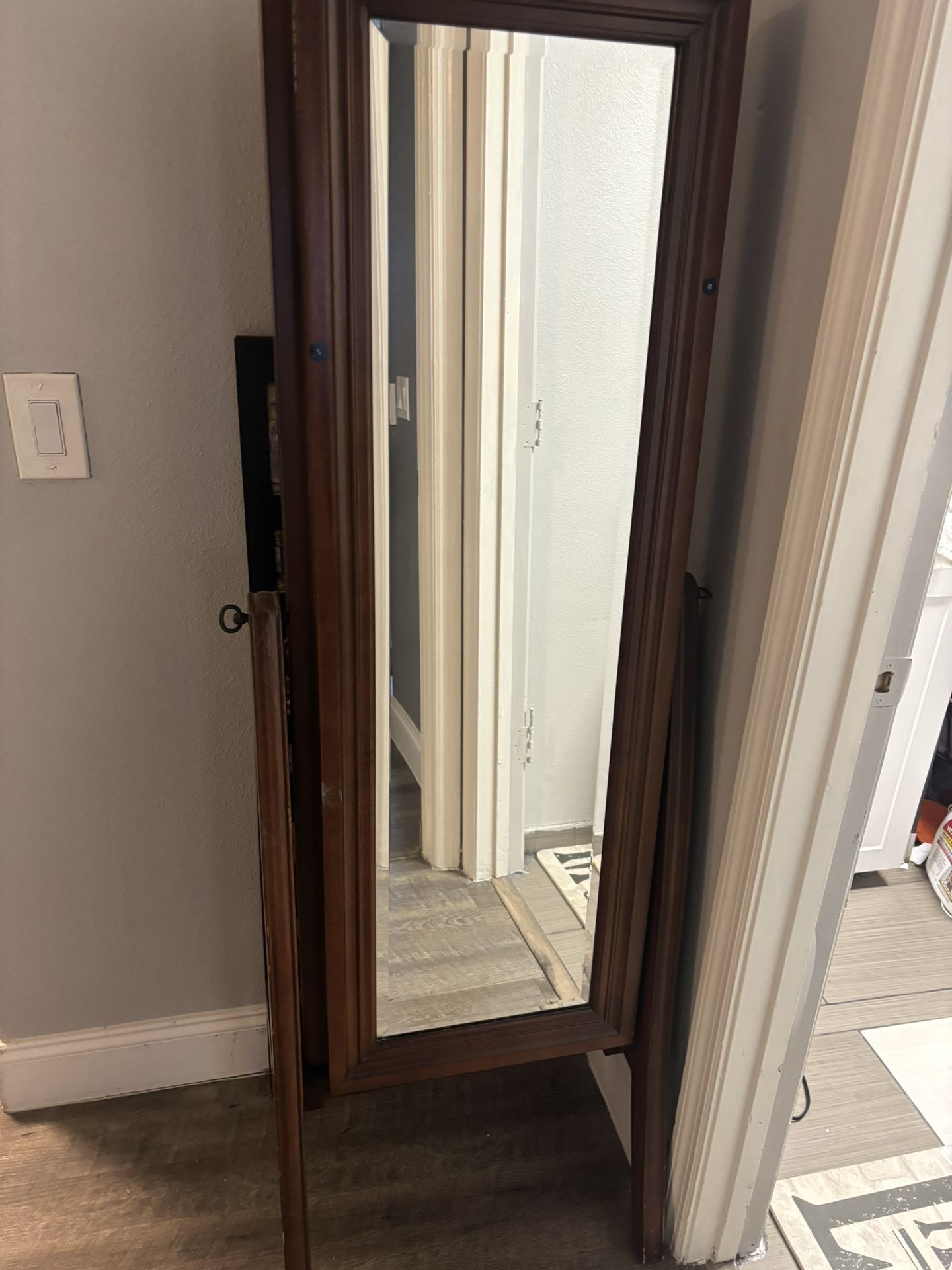 Jewelry chest with mirror