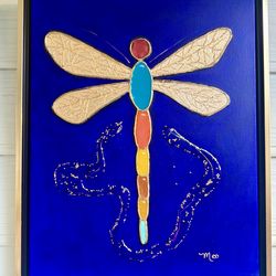 Libélula en pan de oro, acrílico y resina.