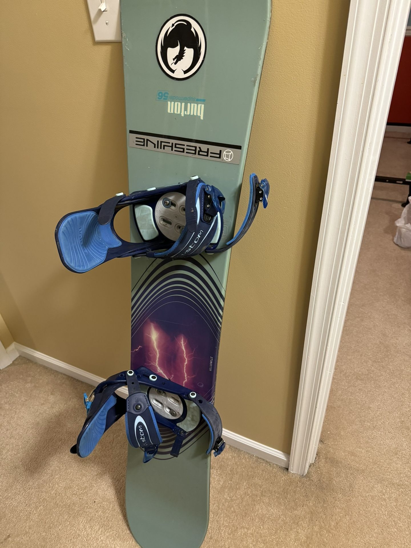 Snowboard + Helmet