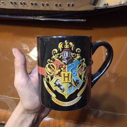 Harry Potter Hogwarts Crest Sorcerer's Stone 2000 
12 Ounce Coffee Mug
Used like new