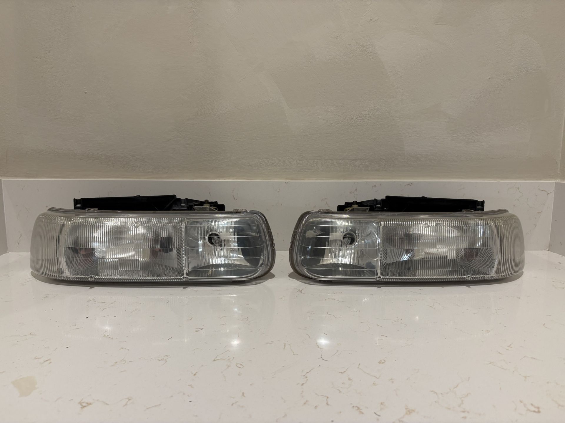 ‘96 to ‘06 Chevrolet Tahoe/Blazer/Silverado Headlights