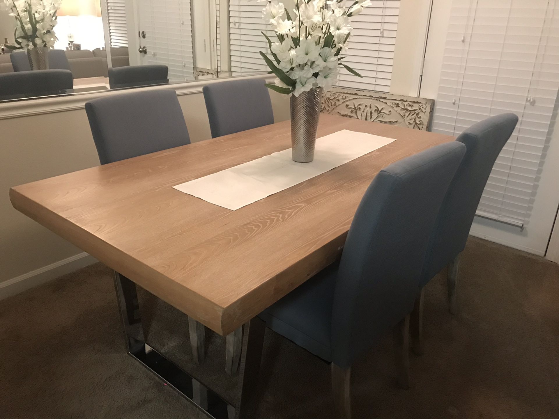 Dining Room Table and Chairs for Sale!