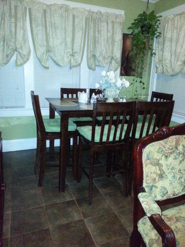 Counter Height Table With Extender & 6 Chairs