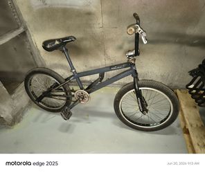 2005 Free Agent Stiletto BMX 20" wheels, solid frame "used some wear and tear*, fix up or for parts