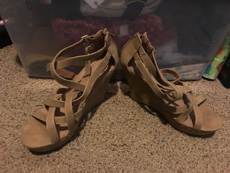 woman’s size 10 tan wedges