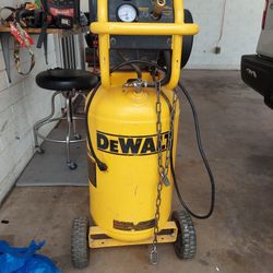 DEWALT 15 GALLON PORTABLE AIR COMPRESSOR