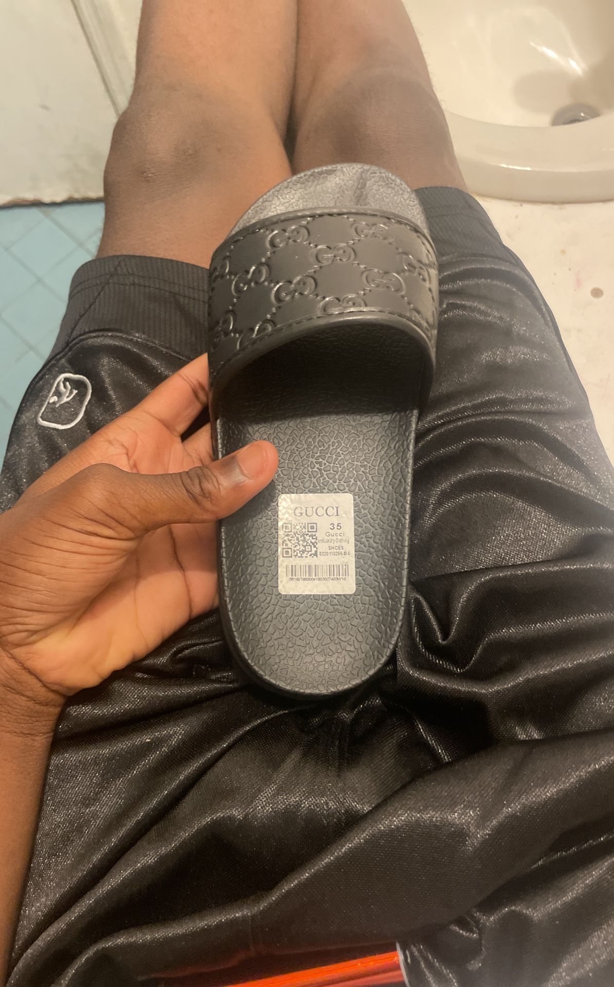 black gucci slides look at description
