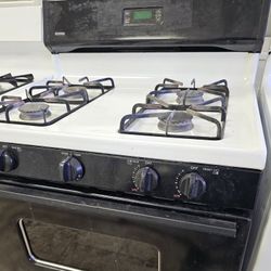 Gas Stove Working Perfectly Fine Very Clean Super Capacity I Can Deliver To You 90 Days Warranty 