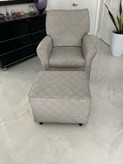 Swivel/Recliner chair with ottoman