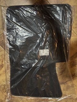 Genuine Porsche Macan OEM Carpet Floor Mats – NEW Factory Sealed – Black