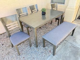 Free Delivery 🚚 Dining Table with chairs and bench