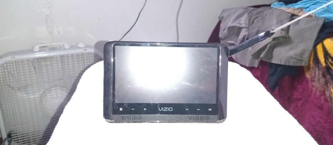 VIZIO 7" Portables Edge Lit Razor LED LCD TV