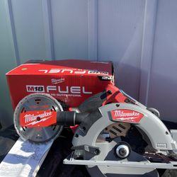 Milwaukee M18 18V Lithium-Ion Brushless Cordless 7-1/4 in. Circular Saw (Tool-Only