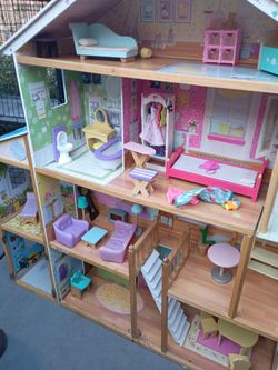 Dollhouse with everything 25