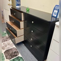 Dresser/Eight drawers dresser