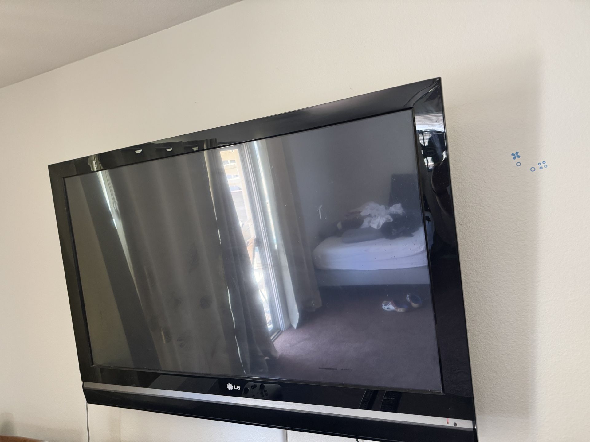 LG TV (48.5 in L & 32 in W)