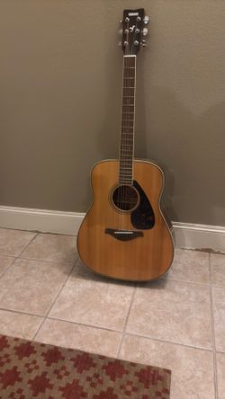 Yamaha FG 720 S Good Condition with Picks and a Carrying Bag