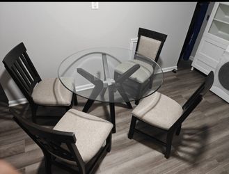 BEAUTIFUL DINNING TABLE WITH 4 CHAIRS $500