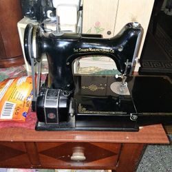 Singer Antique Featherweight Sewing Machine 