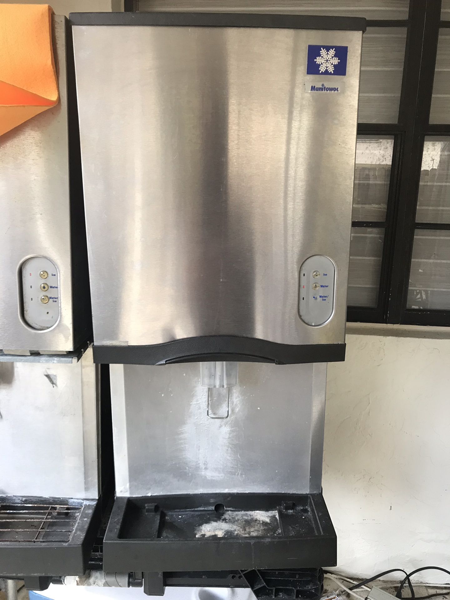 Ice machine and water dispenser
