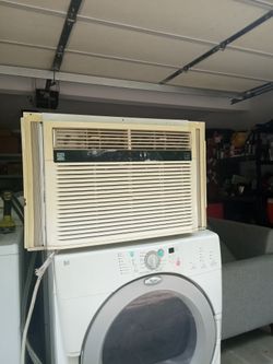 Window Unit 15100 Btu Works Excellent And Quiet 