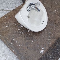 Pedestal Sink With Faucet