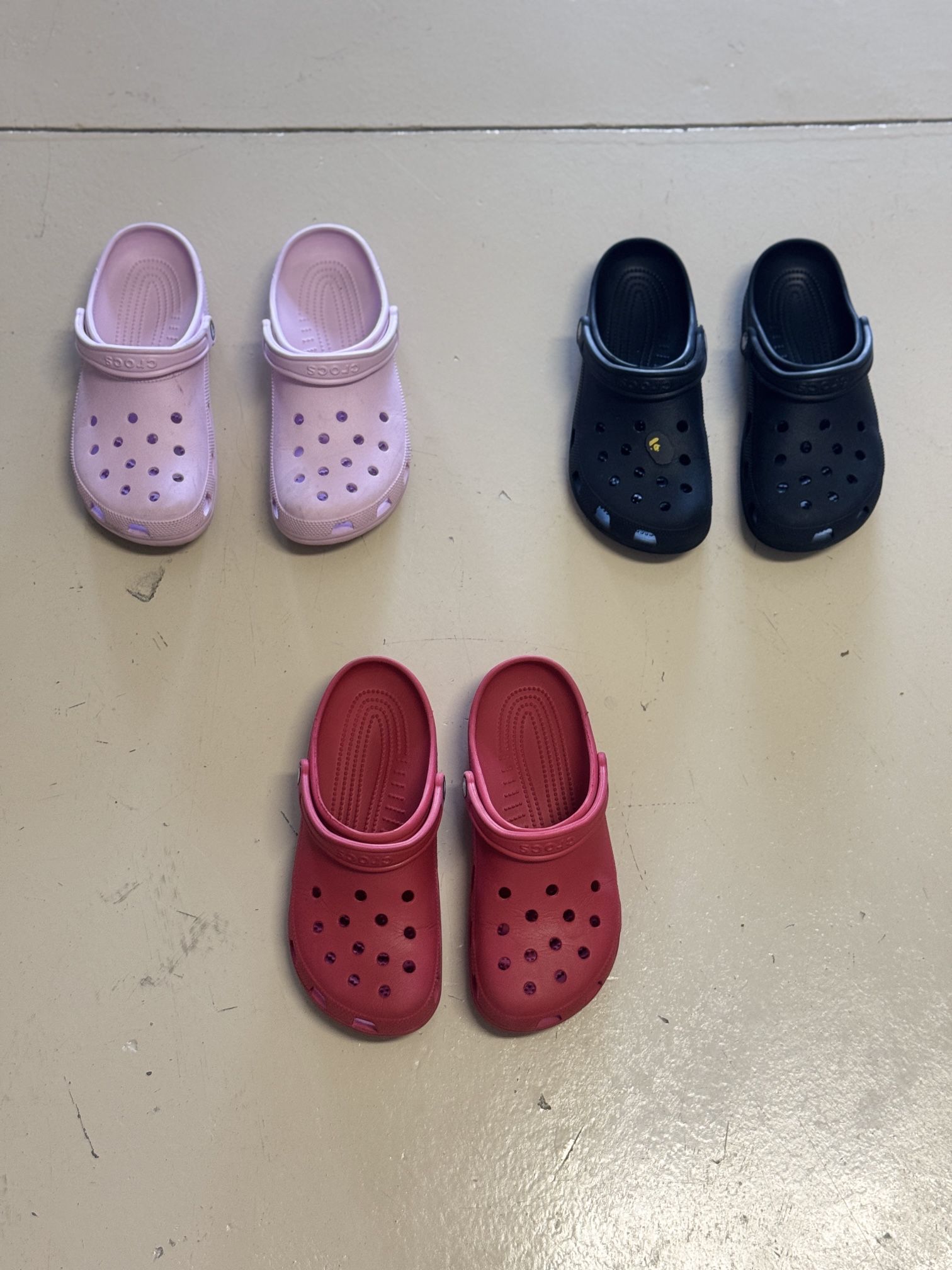 20 $ FOR ONE PAIR OF CROCS ALL MENS SIZE 9