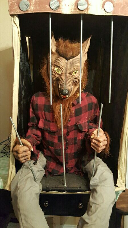 2006 Life-size Halloween Props CAGED ANIMAL WEREWOLF