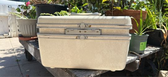 Vintage Samsonite Cream Hard Shell Train Case