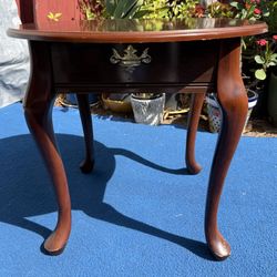 Mid Century Oval Cherry End Table Side Table 23in x 23in x 21in 