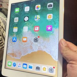 iPad Air 1st Gen 128gb Working Great No Cracks. 