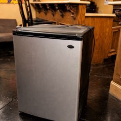 SANYO Mini Fridge – Clean, Fully Functional – Great Condition