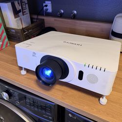 Hitachi 4200 lumens hdmi video movie TV projector