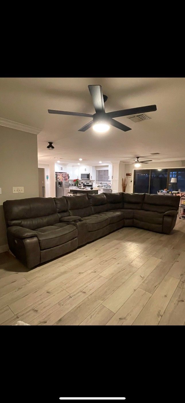 Sectional (Kanes)