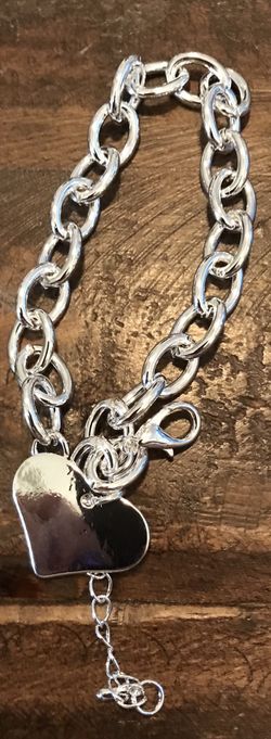 Adjustable heart bracelet