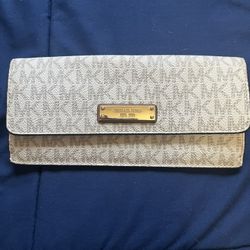Michael Kors Wallet **LIKE NEW!!**