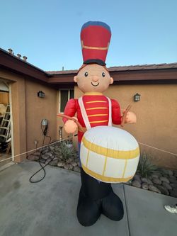 Nut cracker with moving hands