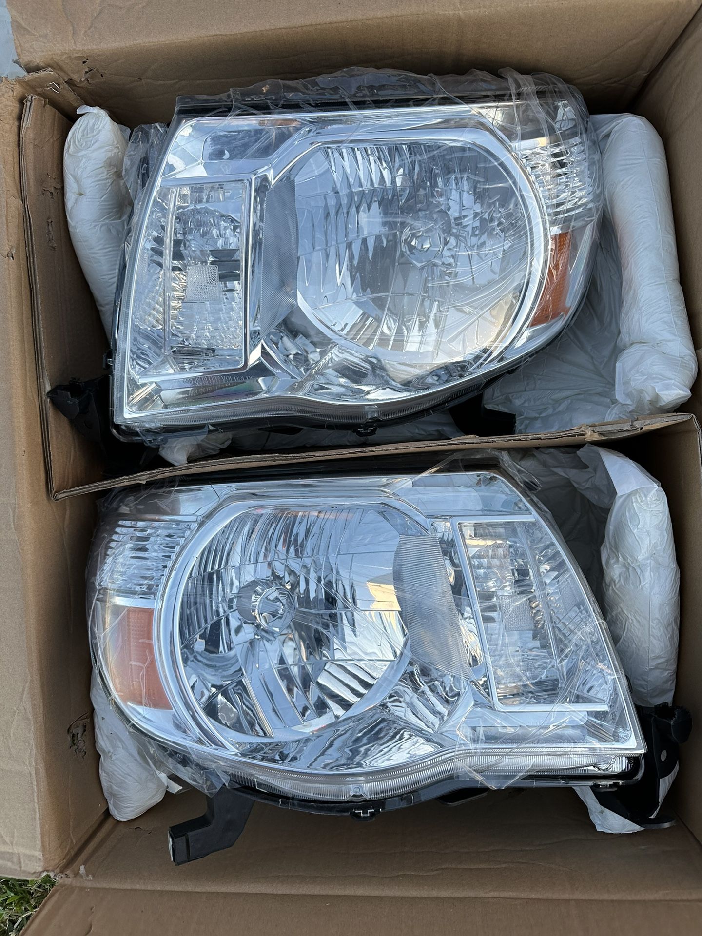 New 05-11 Toyota Tacoma Headlights 