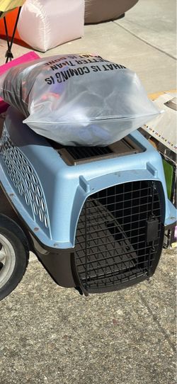 Plastic pet carrier